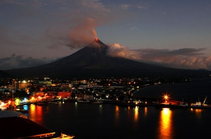 Мощен вулкан гони 50 000 филипинци от домовете им (видео)