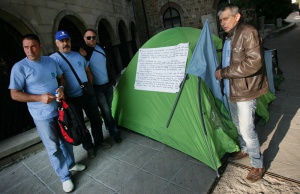 От "Напоителни системи" опънаха палатки в центъра на София