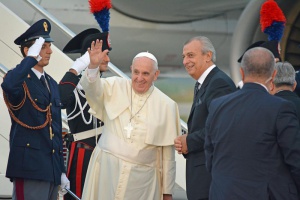 Албания посрещна папа Франциск