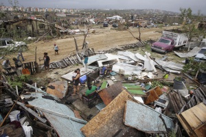 Четири жертви и над 20 000 евакуирани заради урагана „Одил” (снимки+видео)
