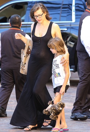 Мила Йовович не може да скрие бременността си