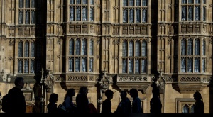 Британският парламент разреши удари срещу ИД в Ирак