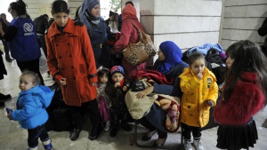 Задържаха 70 бежанци в София