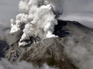Една жертва и 70 ранени при изригването на вулкан в Япония