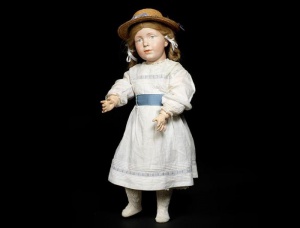 Рядка кукла бе продадена на търг за 244 000 паунда