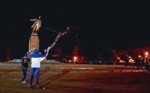 Събориха най-големия паметник на Ленин в Украйна
