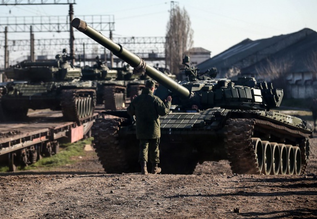 Украински войници срещу руски танкове в Луганск