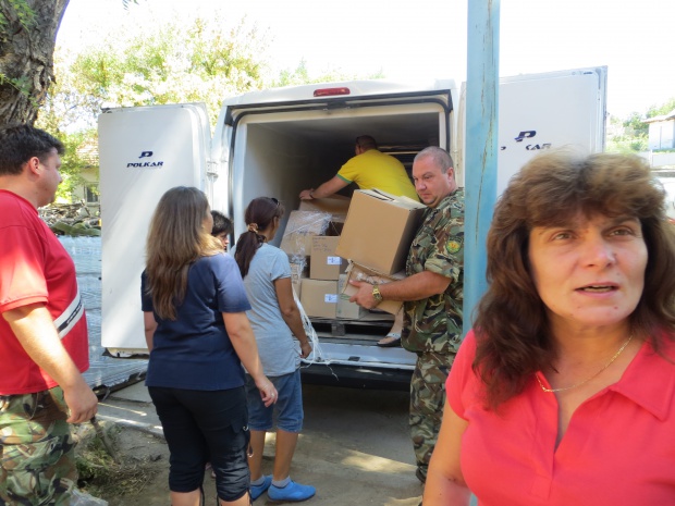 Българската хранителна банка дарява 2 тона храни за Мизия