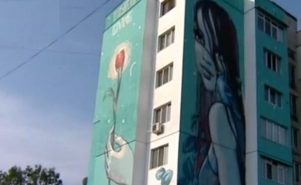 Художници посветиха осеметажни графити на Валери Петров