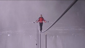 Акробат минава със затворени очи между два небостъргача в Чикаго (видео)