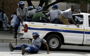 Учат полицаите да се усмихват