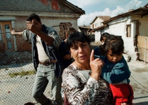 Арестуваха ромски тартори заради ракия, цигари и пистолети