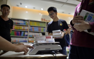 В Китай продават книгите на килограм