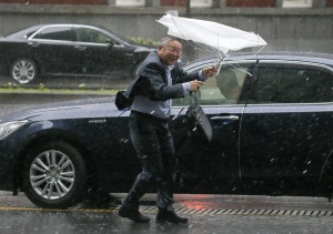 Мощен тайфун и силно земетресение удариха Япония