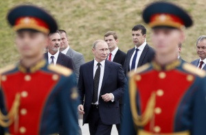 Сърбите посрещат Путин с военен парад