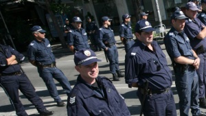 Униформените - на протест