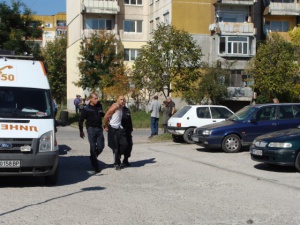 Свалиха самоубиец от покрива на поликлиника