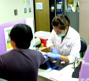 Овладяват вируса ебола до четири месеца