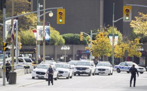 Неизвестен откри стрелба в канадския парламент, уби войник