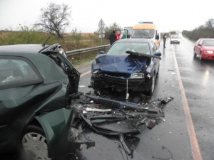 Катастрофа заради мокрия път прати шестима в болница