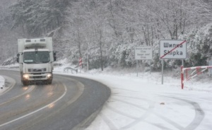 Сняг и вятър прекъснаха връзките между Северна и Южна България