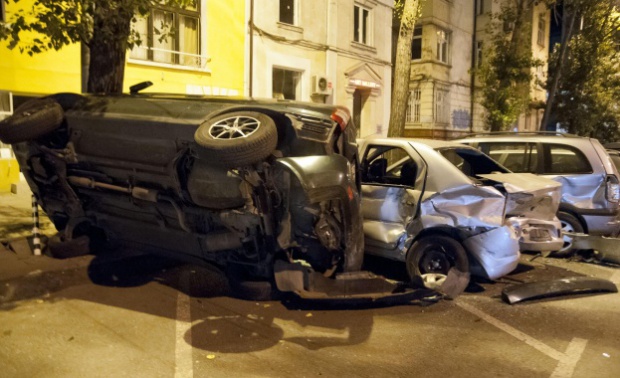 Дипломатически автомобил отнесе пет коли в центъра на София