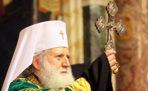 Патриарх Неофит дарява подаръците за рождения си ден