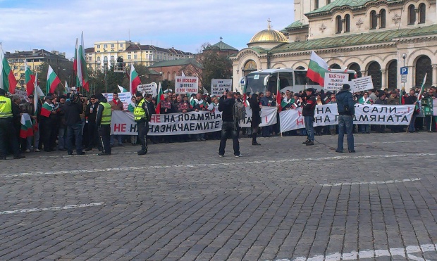 Протести срещу Бат Сали и Баракова посрещнаха депутатите
