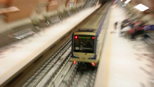 Пускат метрото до летището през април 2015