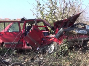 Автомобил се размаза в дърво край Пловдив, мъж е в болница