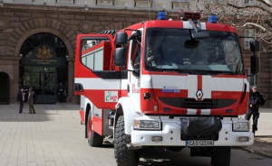 Жена се самозапали пред сградата на президентството