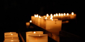 Десетки запалиха свещ с молитва пред президентството