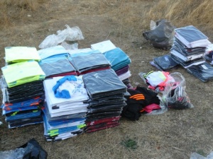 Голямо количество дрехи-менте задържаха на Лесово