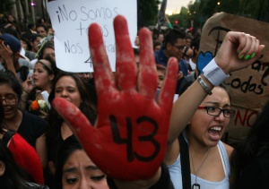 Протестиращи опитаха да нахлуят в сградата на правителството в Мексико