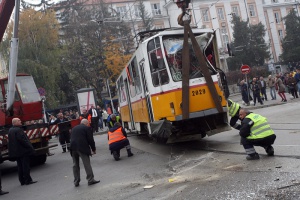 Автобус се сблъска с трамвай в центъра на София, 7 ранени