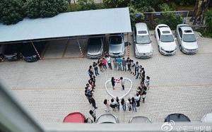 Китаец предложи брак на любимата си с 99 смартфона, тя каза "Не!" (снимки)