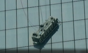 Миячи на прозорци висяха два часа на 69-ия етаж