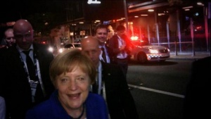 Вижте как Меркел отиде на кръчма преди срещата на Г-20 (видео)