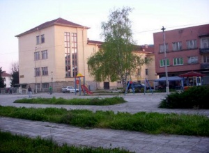 Разгневена майка раздава шамари и ритници в училище