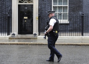Подозрителен пакет евакуира британския парламент