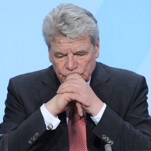 Удариха с яйце германския президент в Прага