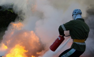 30 пожарникари се борят с горящ склад край Равда