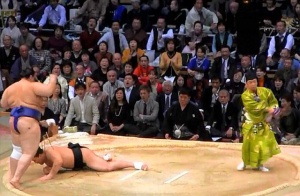 Сумо: Даниел Иванов повали велик шампион в Япония (видео)