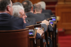 Депутатите не искат наркотест, ще могат да внасят оръжие в НС