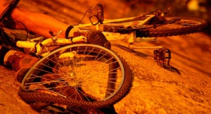 Млад шофьор смаза колоездач до Ябълково