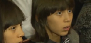 Близнаците Хасан и Ибрахим нагоре по стълбата