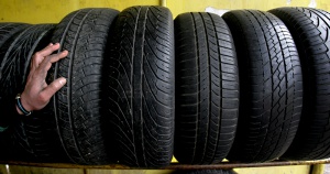 Нарязаха гумите на десетки коли в Стара Загора