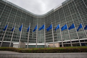 Еврокомисията оцеля при вот на недоверие