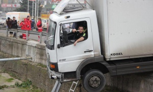 Шофьор вися половин час над река Поройна в кабината