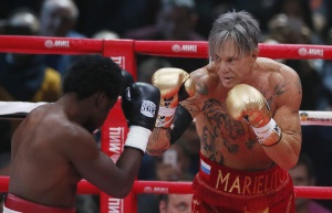 На ринга: Мики Рурк нокаутира два пъти по-млад съперник (видео)